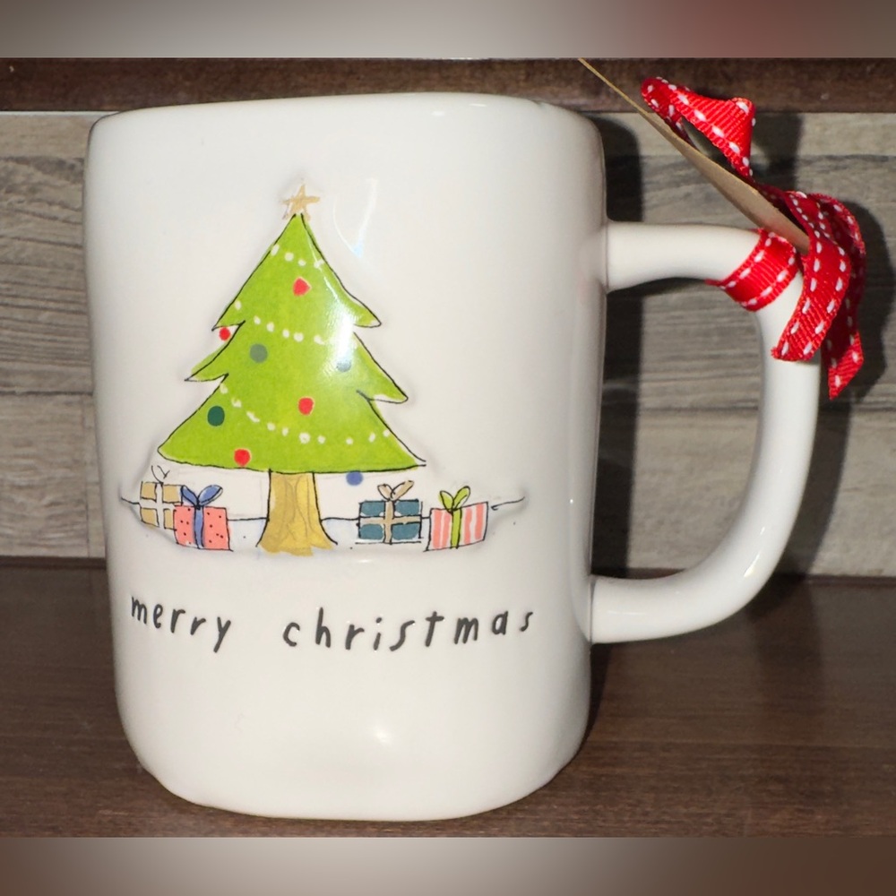 Super Cute 🥰 “Merry Christmas” Christmas Mug with  Tree 🌲 & Presents 🎁 🎁 on it .